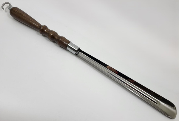 Ложка для обуви с деревянной ручкой с ребром жесткости 56см (50)