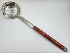 Большая шумовка с деревянной ручкой 65 см (4322) (60)