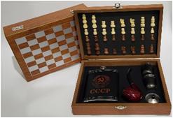 Подарочный набор СССР (в дерев. шкат, шахматы, фляжка, воронка, 2 стопки, трубка) 24*18*6см (QZ-8A